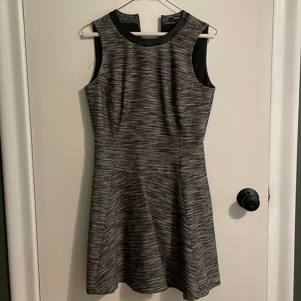 Madewell Knee length Dress! Gently Used, pockets, zippered back. Great for work